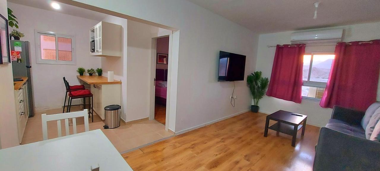 Eilat Octopus Apartment - אילת אוקטופוס -שני חדרים וסלון, בריכה בקיץ Extérieur photo